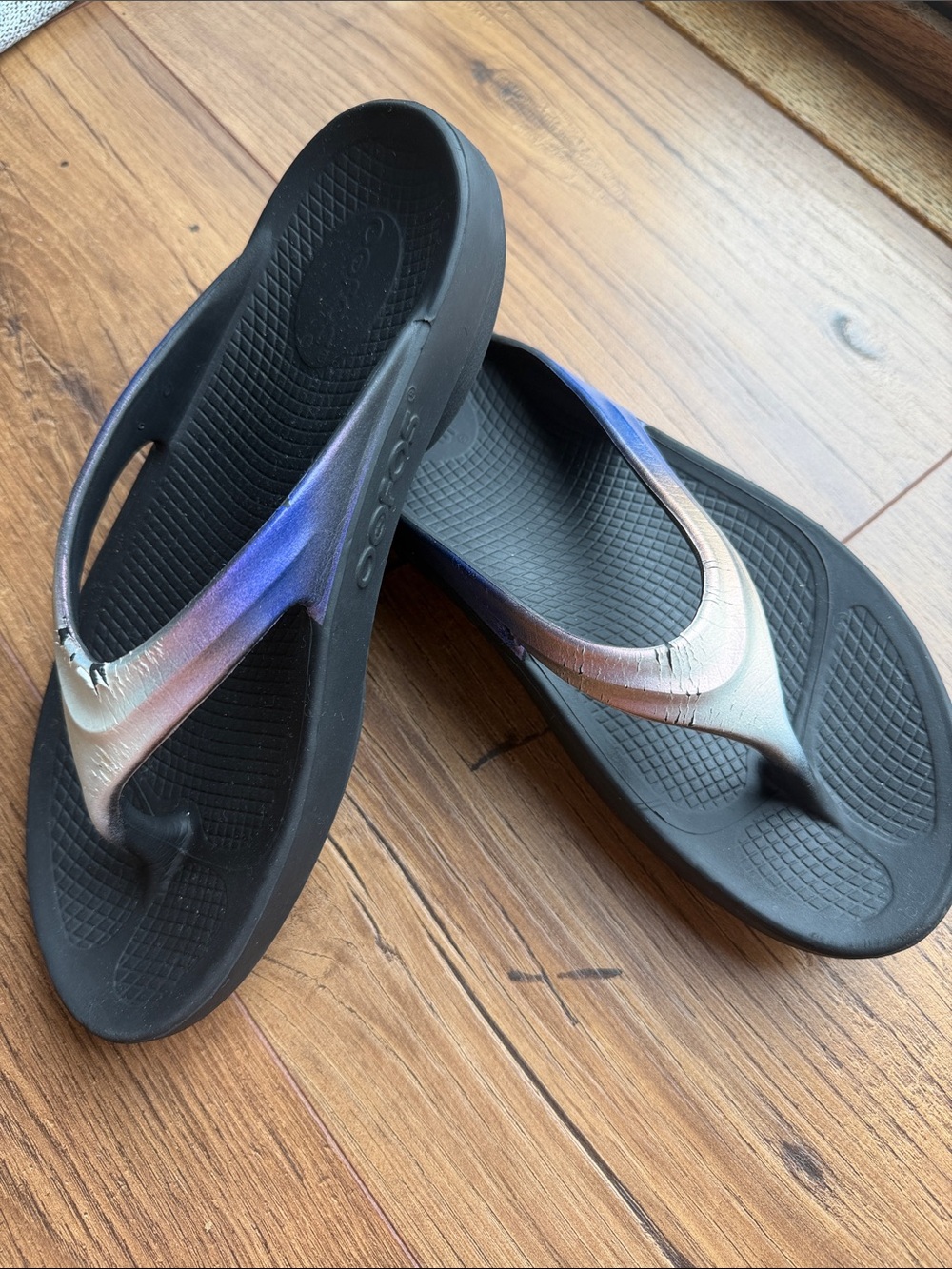 OOFOS Black Flip Flop Sandals with Iridescent Purple-Pink Straps